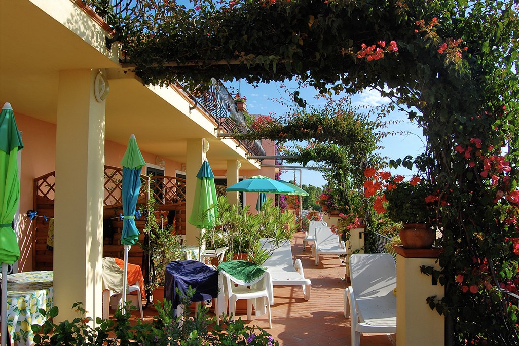 Terasy u pokojů, Bari Sardo, Sardinie