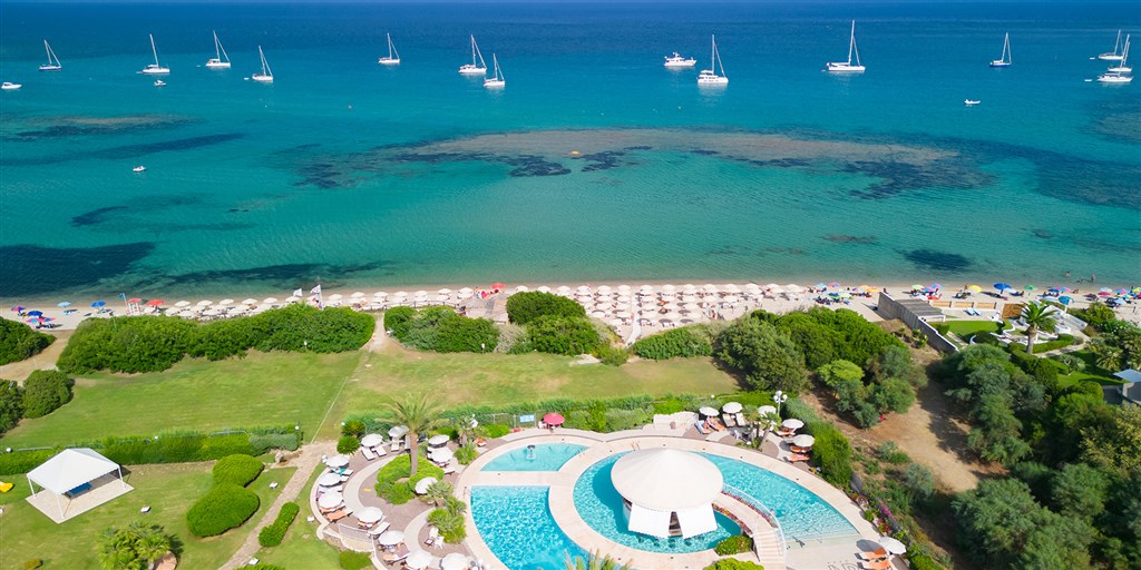Hotelová zahrada a pláž z ptačí perspektivy, Pula, Sardinie