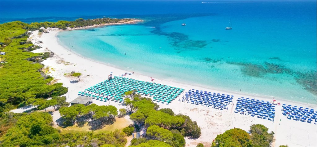 Letecký pohled na hotelovou pláž, Cala Liberotto, Sardinie