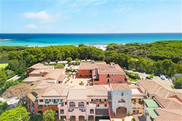 Letecký pohled na hotel, Cala Liberotto, Sardinie