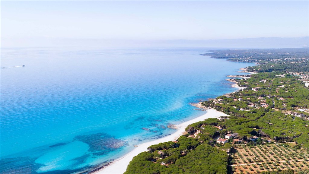 Letecký pohled na hotelovou pláž, Cala Liberotto, Sardinie