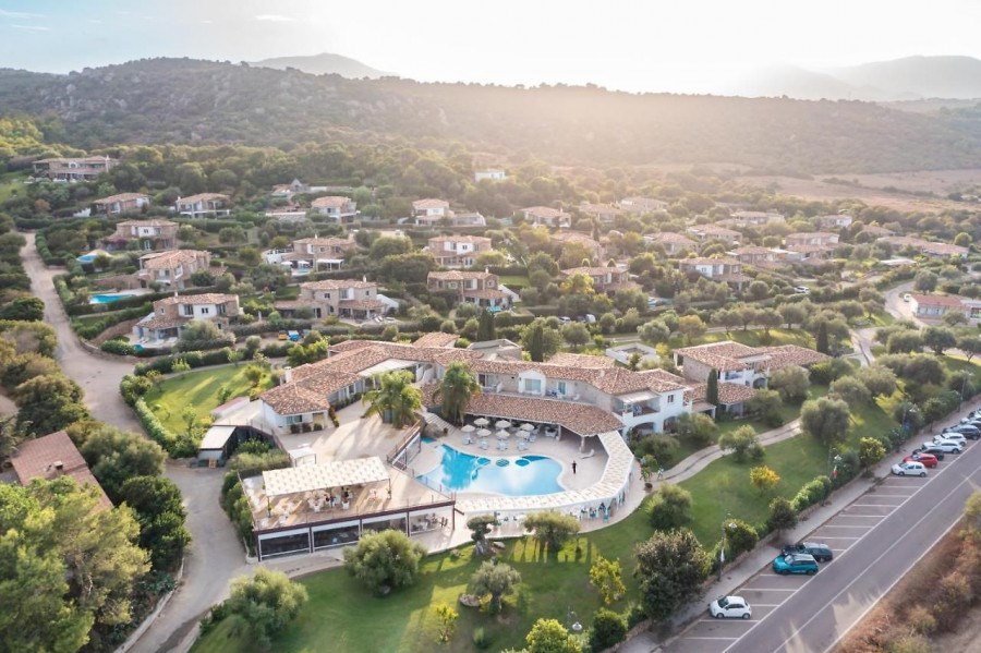 Letecký pohled na hotel, Santa Giusta, Sardinie