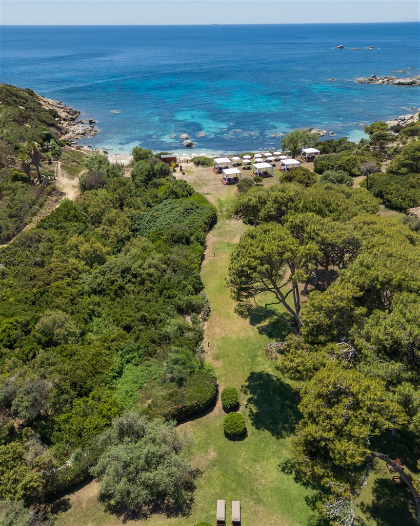 Pohled na hotelovou pláž, Villasimius, Sardinie