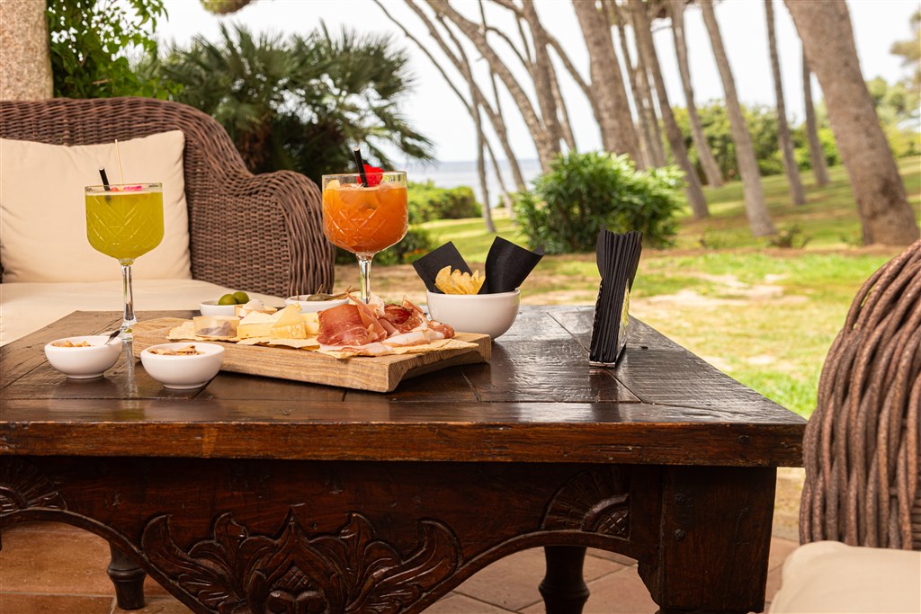 Aperitiv v hotelovém baru, Villasimius, Sardinie