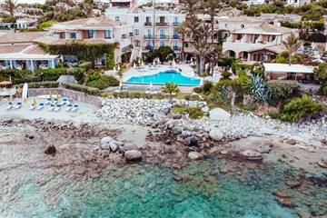 Letecký pohled od moře, Arbatax, Sardinie