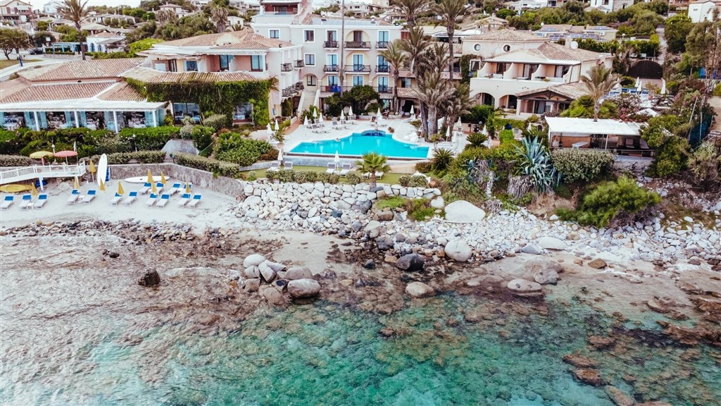 Letecký pohled od moře, Arbatax, Sardinie