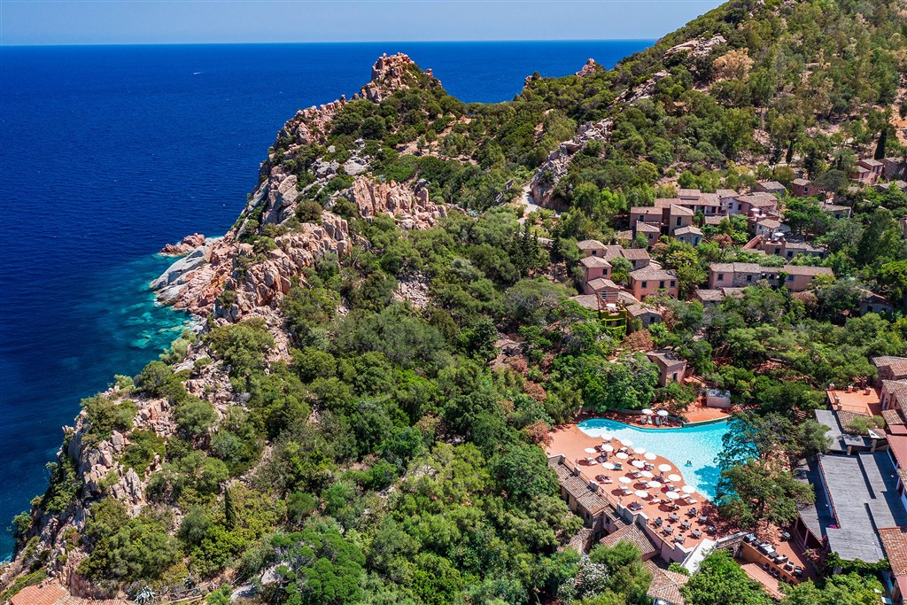 Letecký pohled na hotel, Arbatax, Sardinie