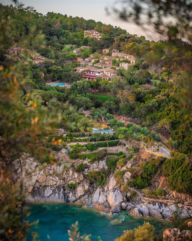Pohled na hotel Monte Turri, Arbatax, Sardinie