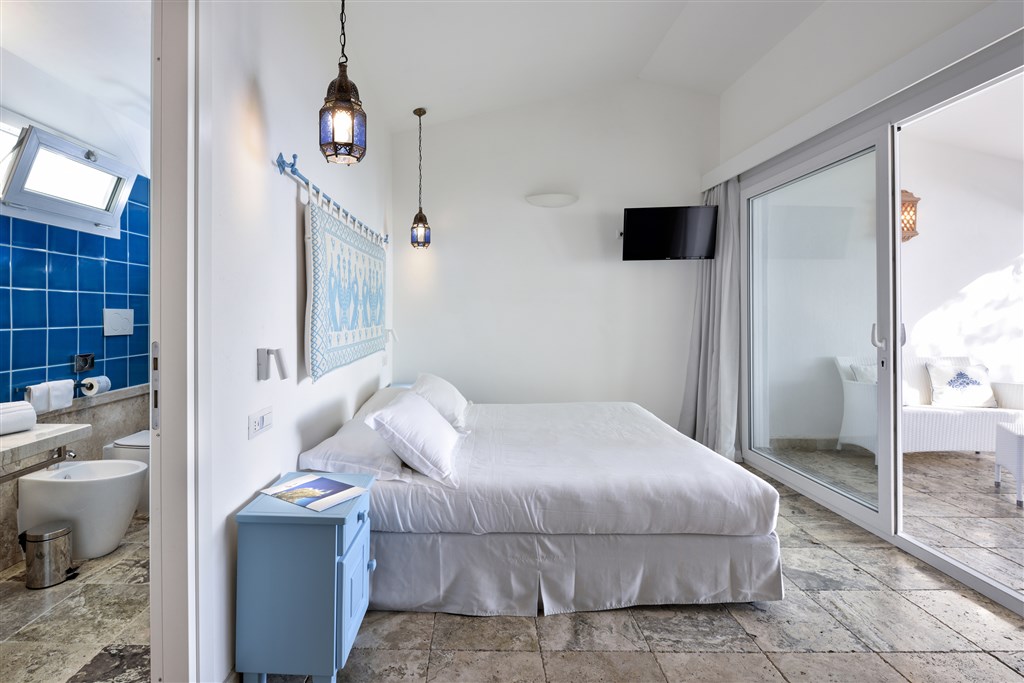 Pokoj DELUXE S TERASOU, Arbatax, Sardinie