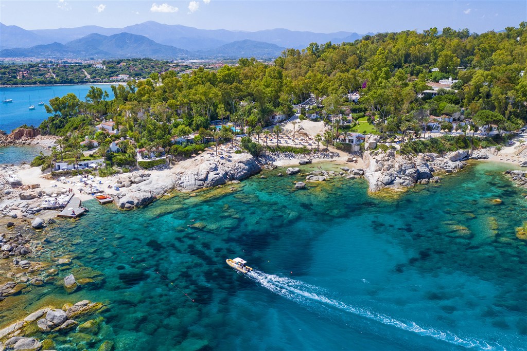 Letecký pohled na resort, Arbatax, Sardinie