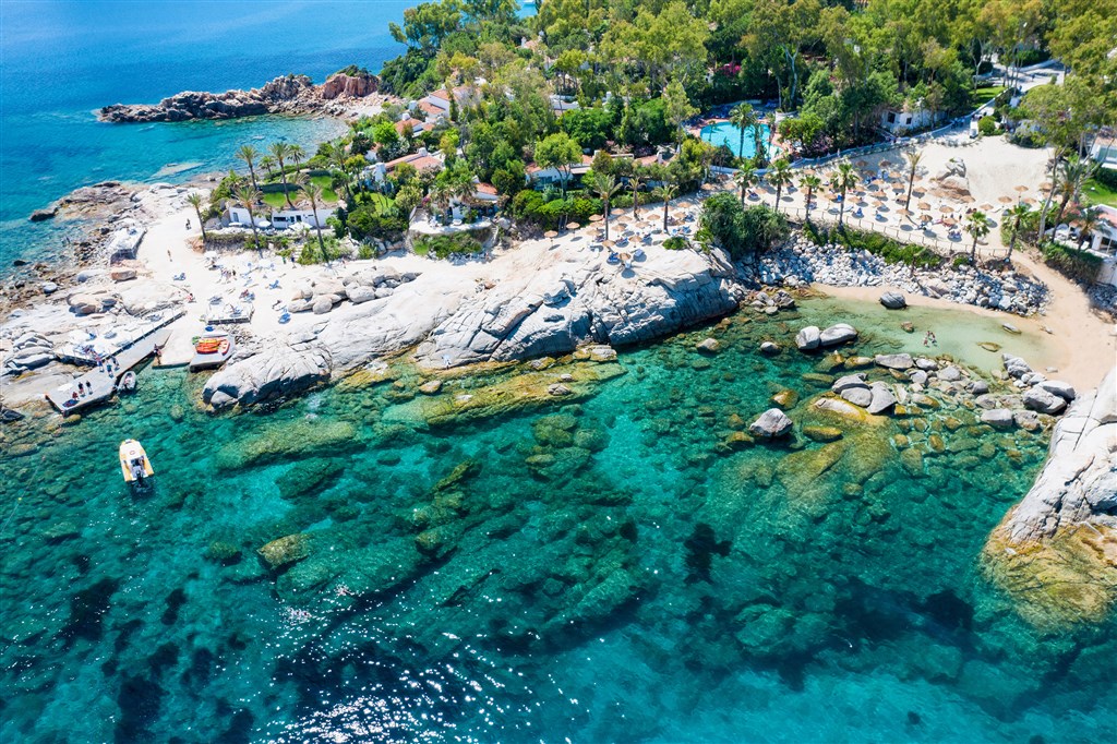 Letecký pohled na resort, Arbatax, Sardinie