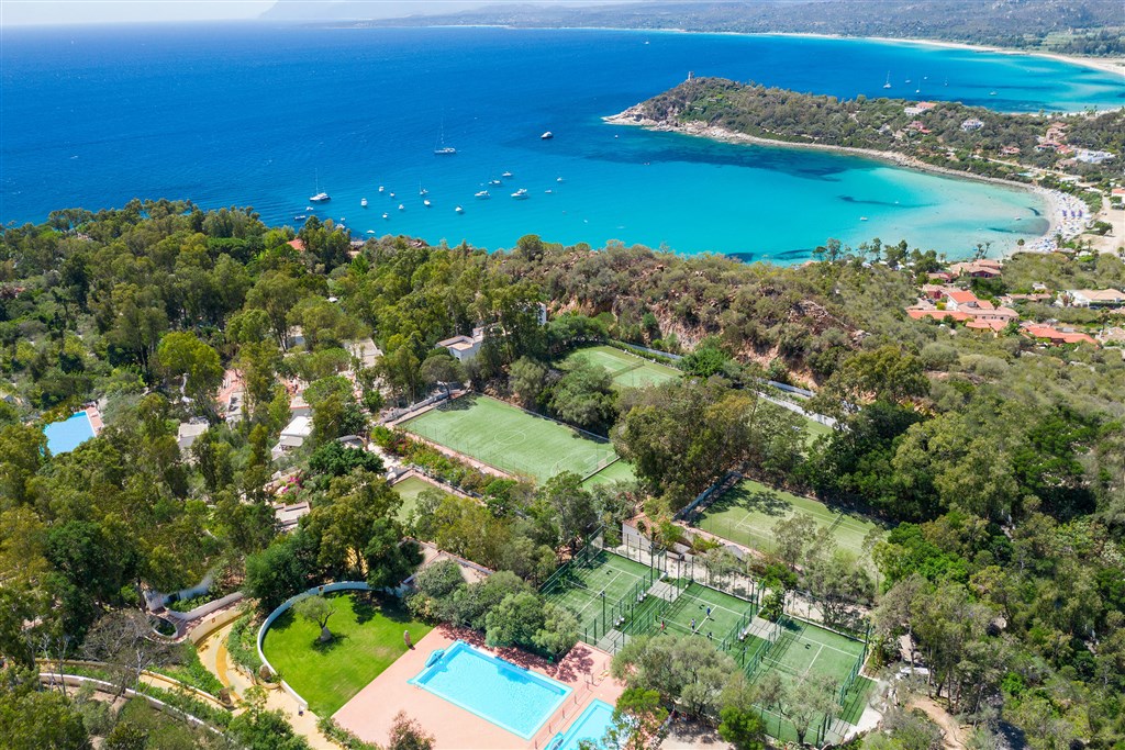 Letecký pohled na resort, Arbatax, Sardinie