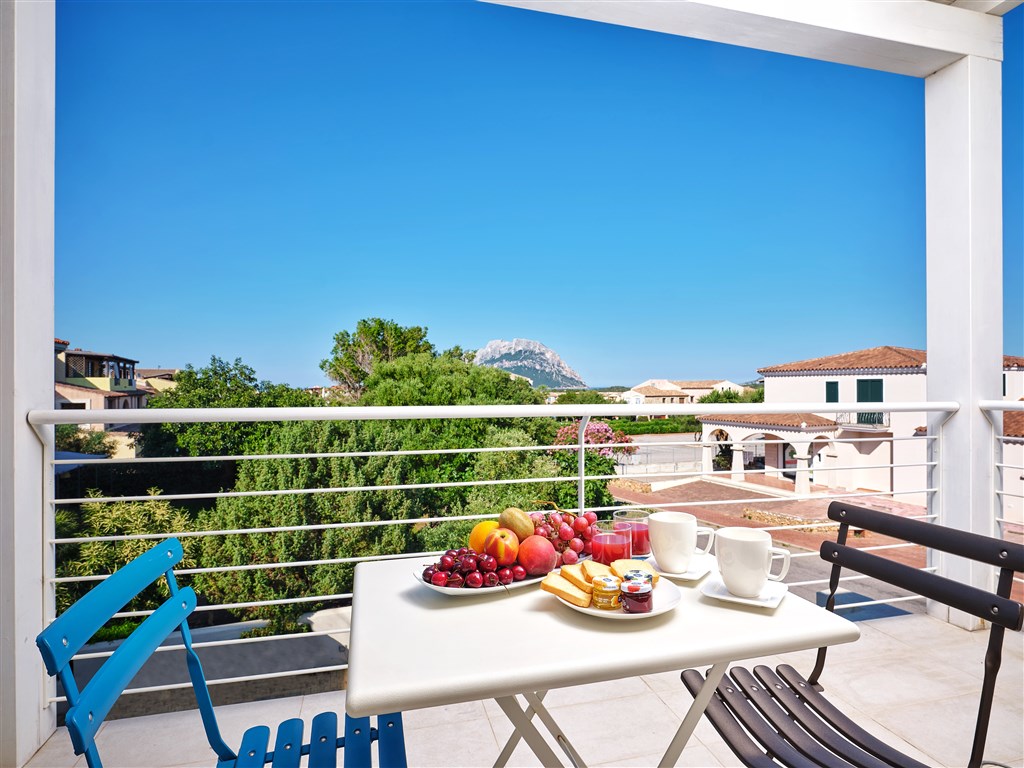 Výhledem z balkonu apartmán Mono Deluxe, Porto San Paolo, Sardinie