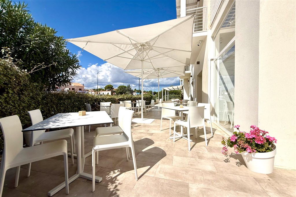 Venkovní terasa restaurace, Porto San Paolo, Sardinie