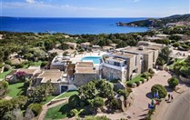 Letecký pohled na hotel, Baja Sardinia, Sardinie
