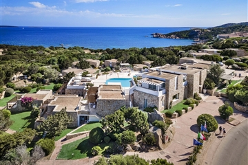 Letecký pohled na hotel, Baja Sardinia, Sardinie