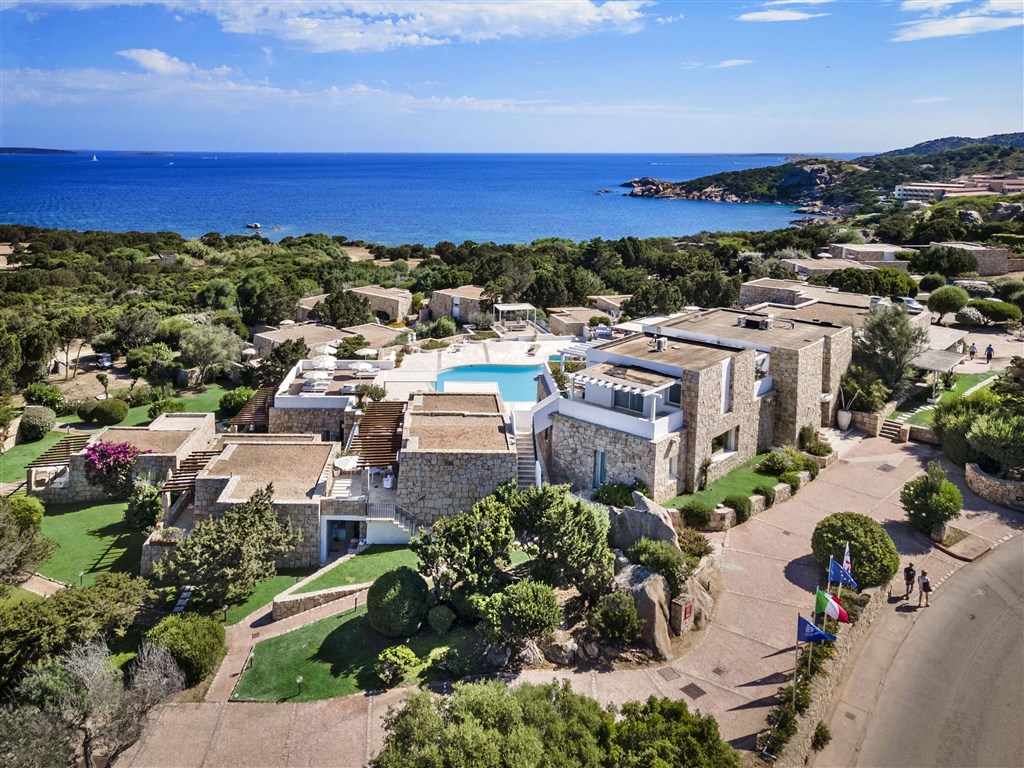 Letecký pohled na hotel, Baja Sardinia, Sardinie