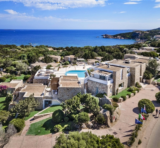 Letecký pohled na hotel, Baja Sardinia, Sardinie