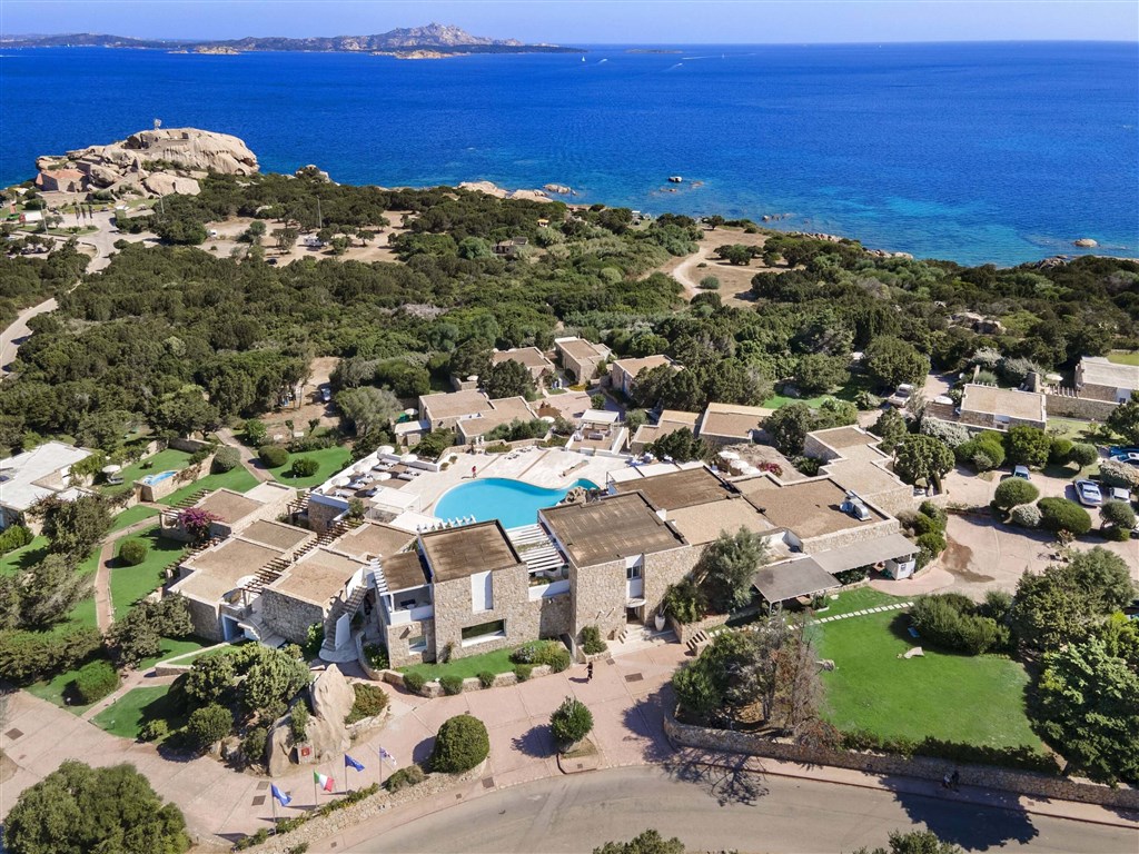 Letecký pohled na hotel, Baja Sardinia, Sardinie