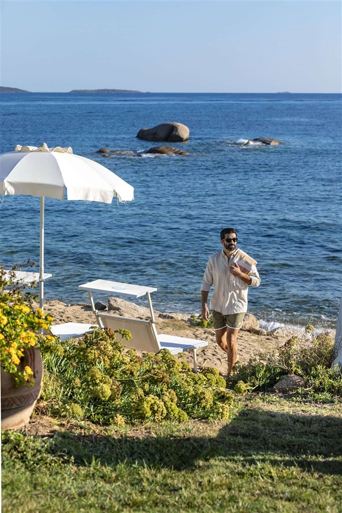 Hotelová pláž, Baja Sardinia, Sardinie
