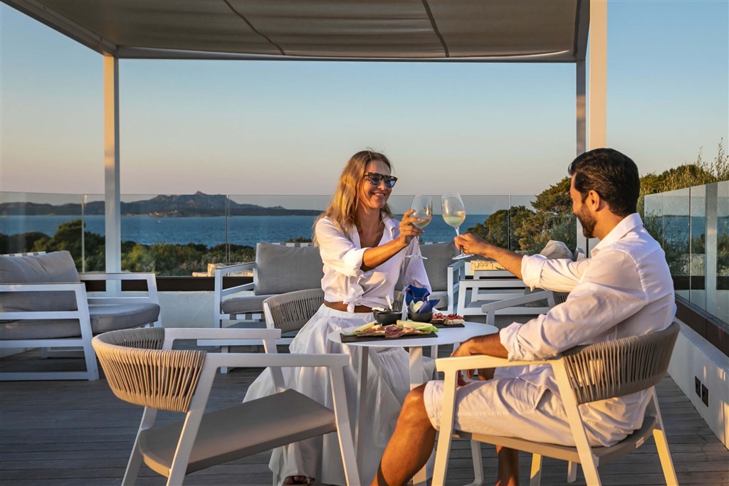 Aperitiv v baru, Baja Sardinia, Sardinie