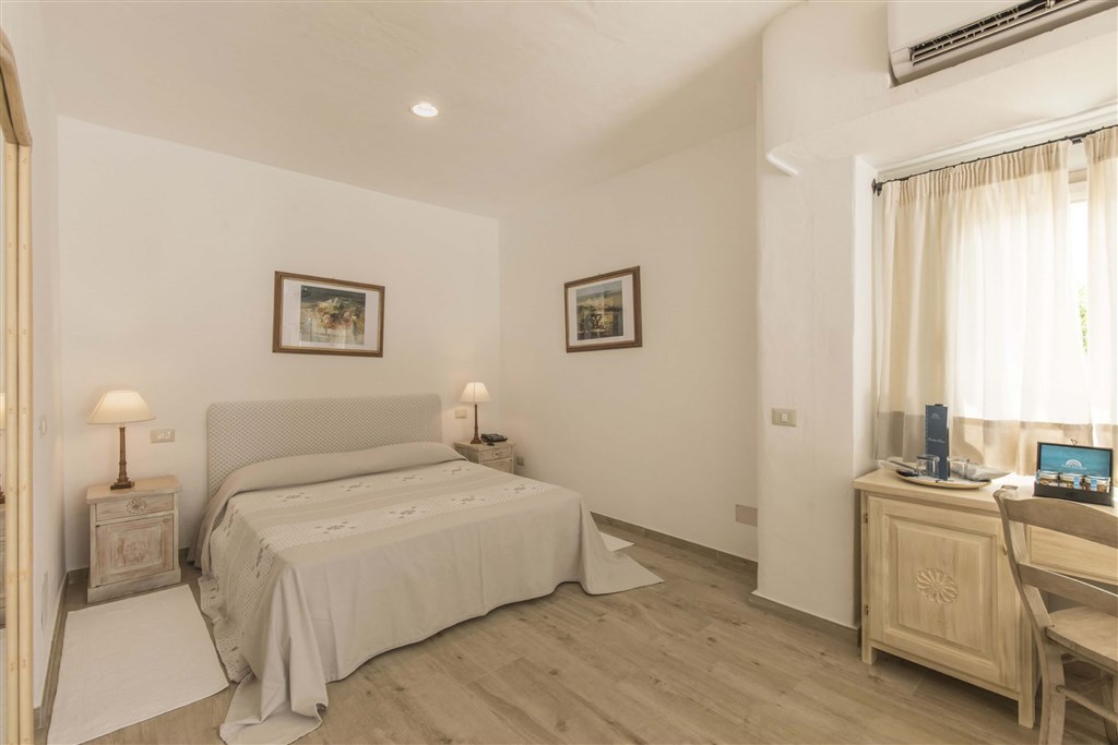 JUNIOR SUITE POOL, Baja Sardinia, Sardinie
