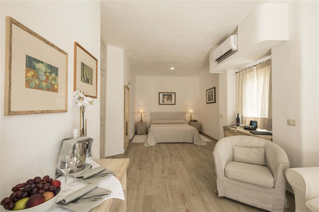 JUNIOR SUITE POOL, Baja Sardinia, Sardinie