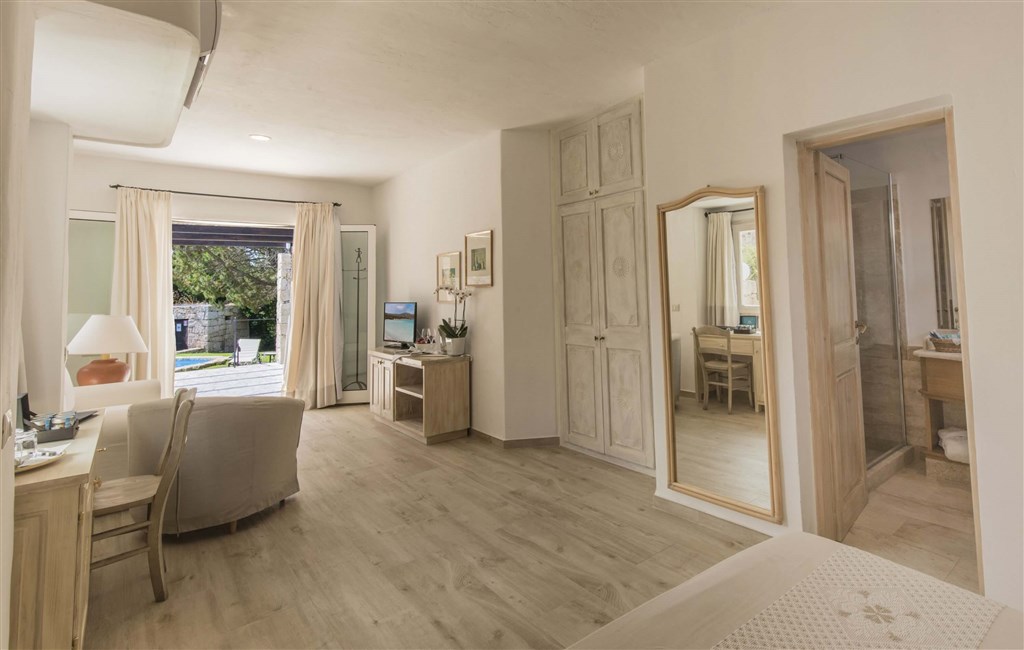 JUNIOR SUITE POOL, Baja Sardinia, Sardinie
