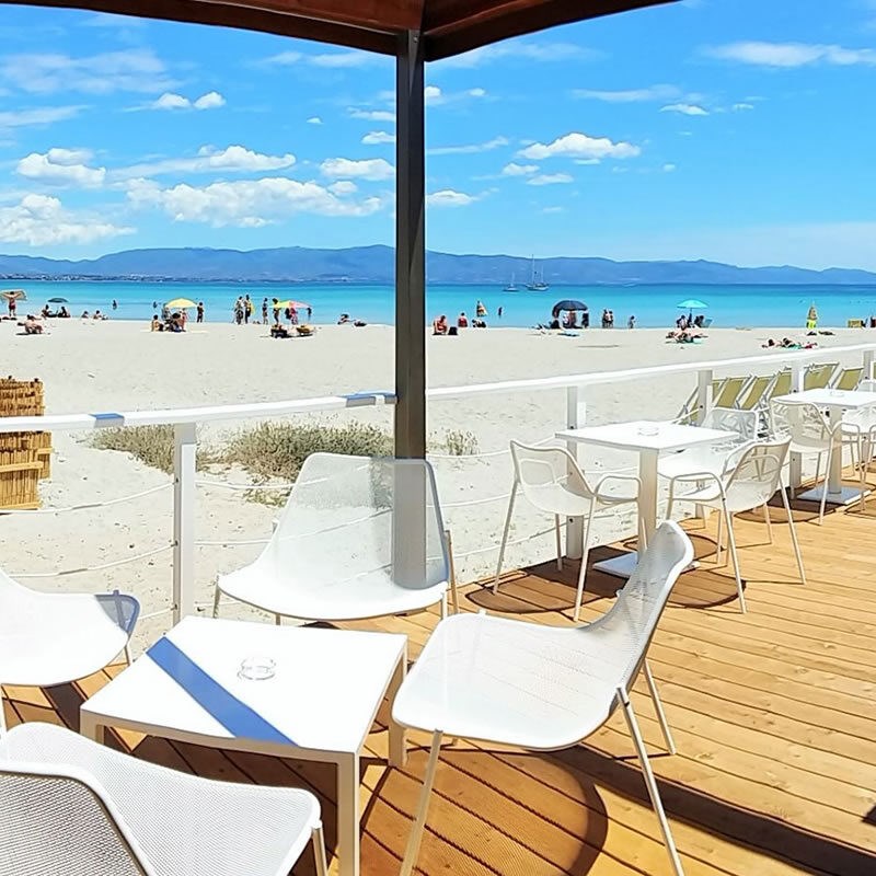 Restaurace na pláži, Cagliari, Sardinie