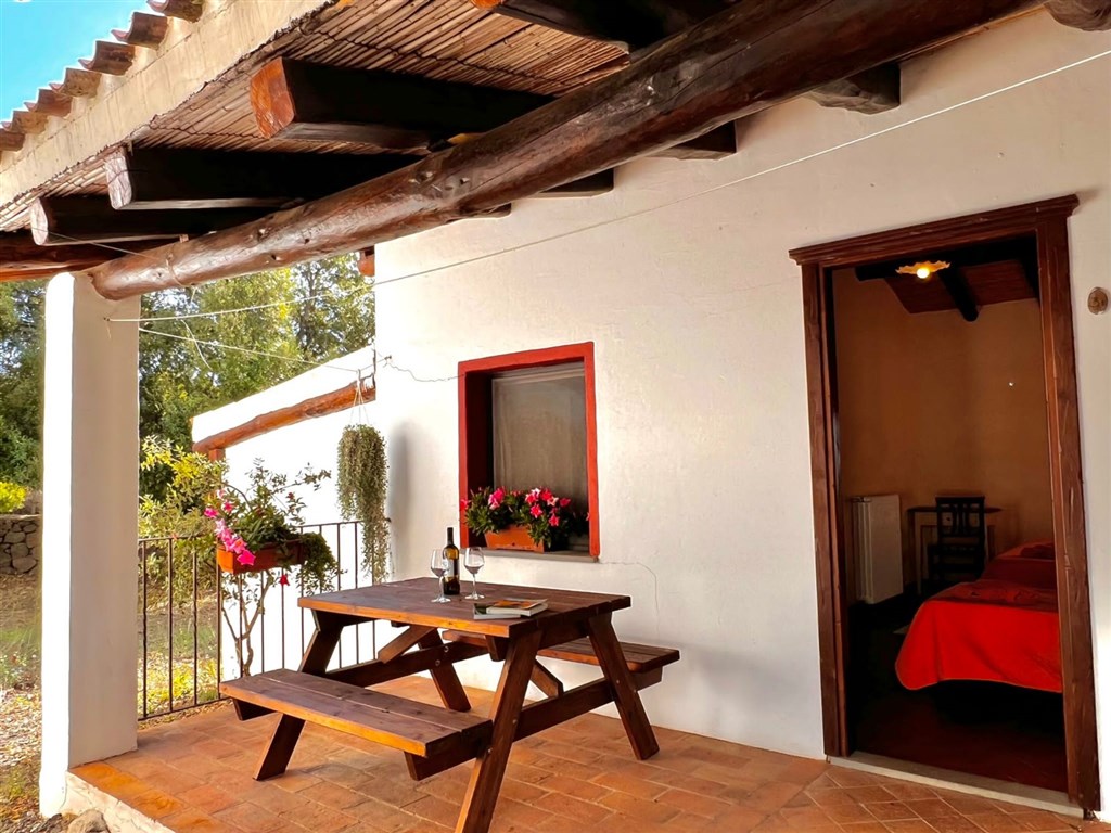 Venkovní posezení před pokojem, Dorgali, Sardinie