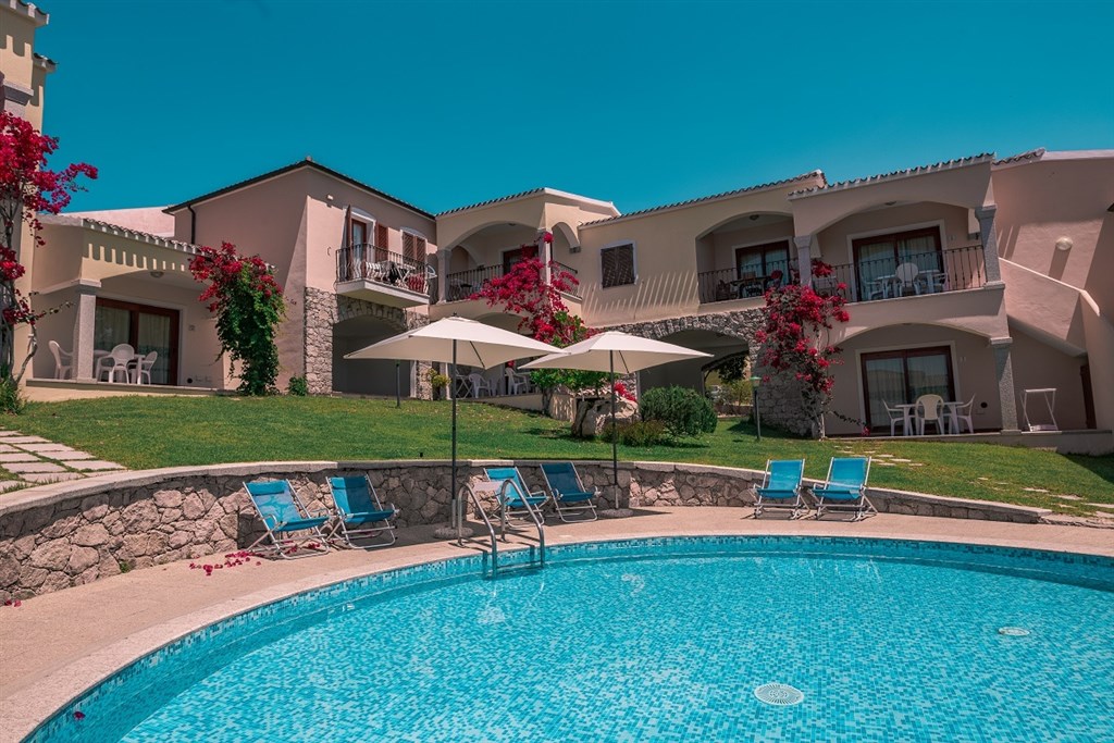 Bazén, Badesi, Sardinie