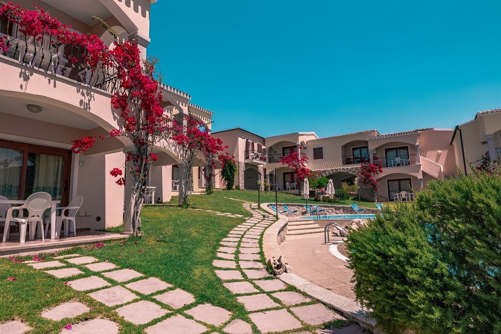 Pohled na residenci, Badesi, Sardinie