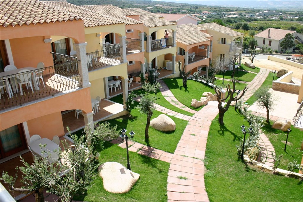 Pohled na residenci, Badesi, Sardinie