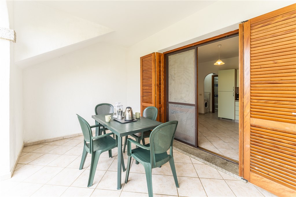 Terasa s posezením Bilo, Budoni, Sardinie