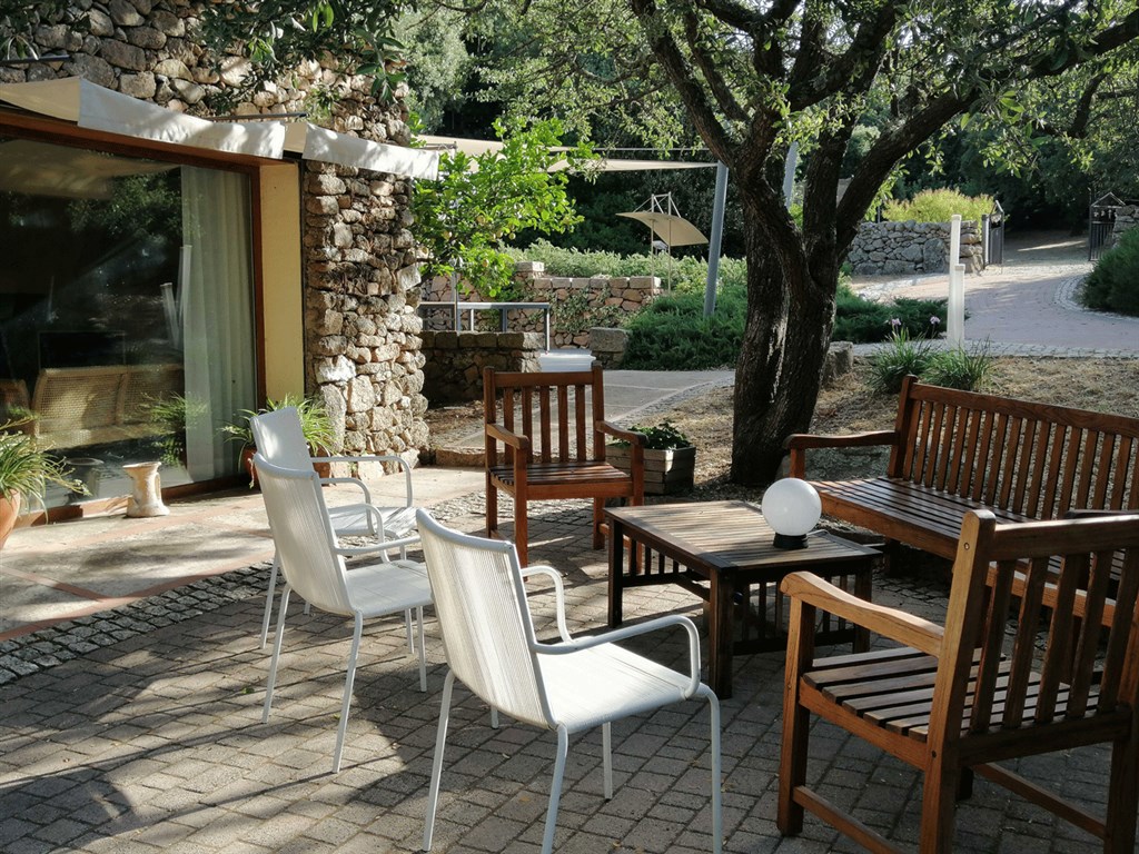 Agriturismo Li Pireddi - Venkovní posezení, Aglientu, Sardinie