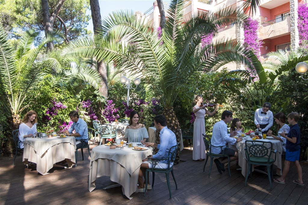Snídaně v restauraci Cavlieri, Santa Margherita di Pula, Sardinie