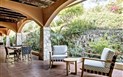 Veridia Resort - Venkovní posezení u recepce, Chia, Sardinie