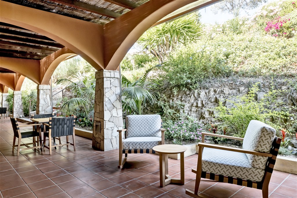 Venkovní posezení u recepce, Chia, Sardinie