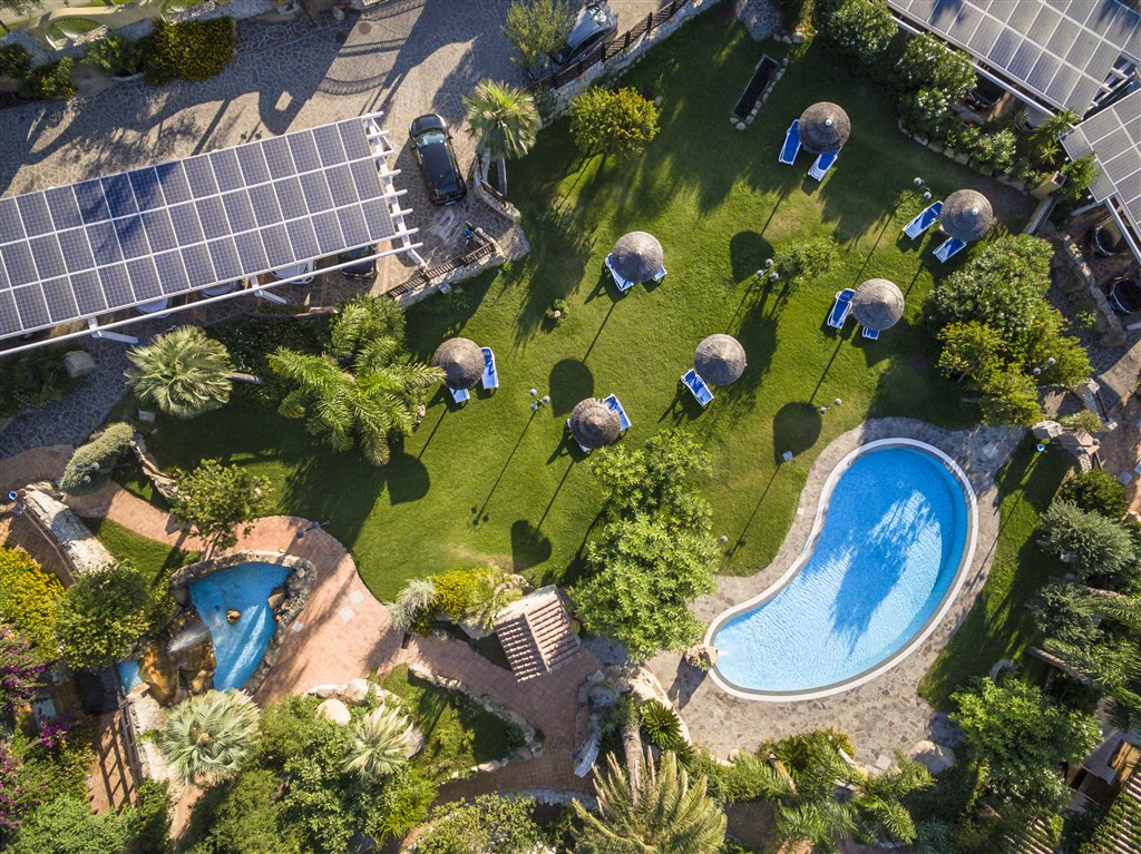 Bazén a hotelová zahrada, Villasimius, Sardinie