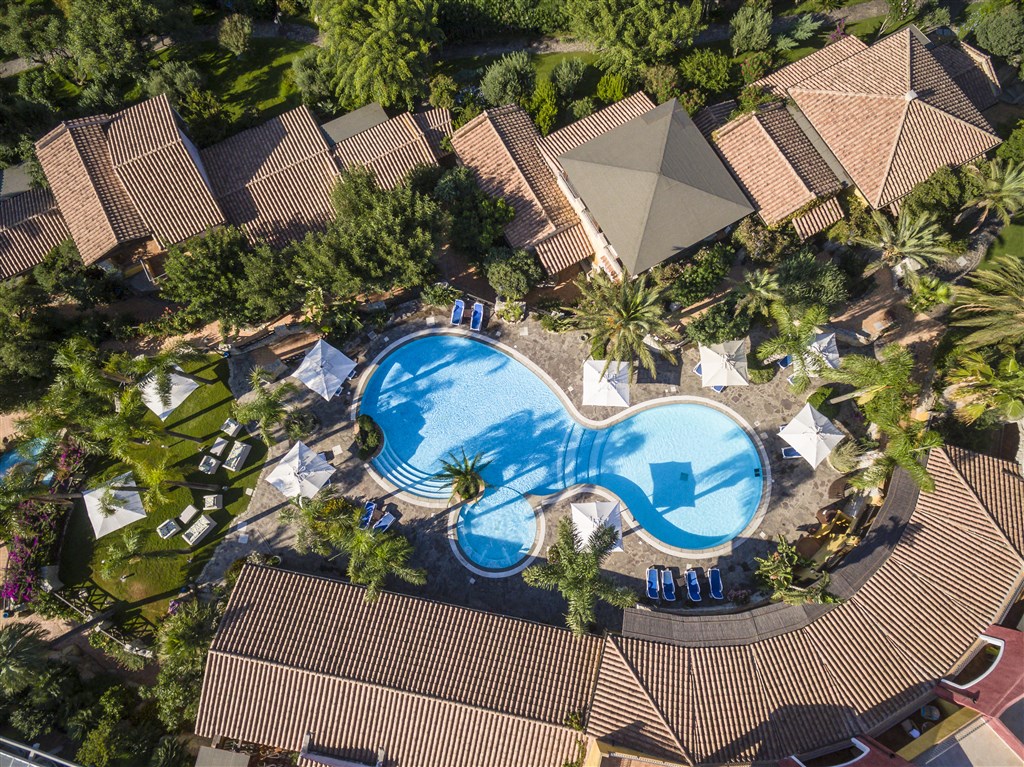 Letecký pohled na bazén, Villasimius, Sardinie