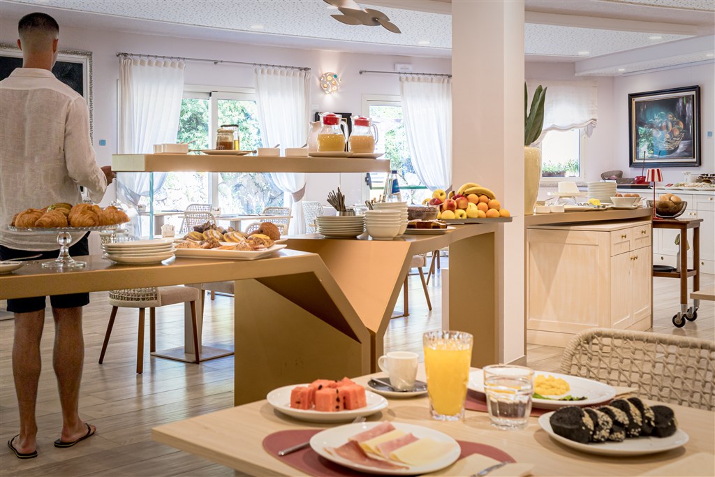 Restaurace - snídaně, Villasimius, Sardinie