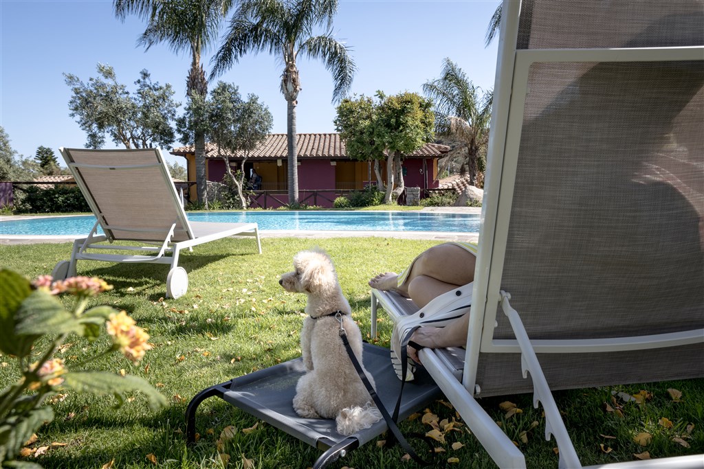 Relax u bazénu, Villasimius, Sardinie