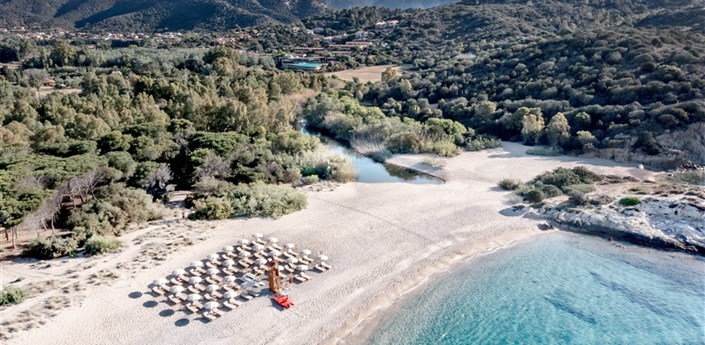 Veridia Resort - Pláž Su Portu, Chia, Sardinie
