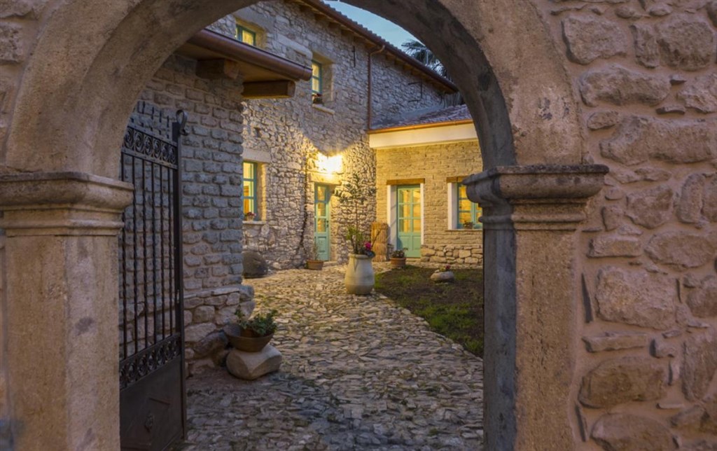 Cortis Antigas - Brána do panského domu, Gesturi, Sardinie