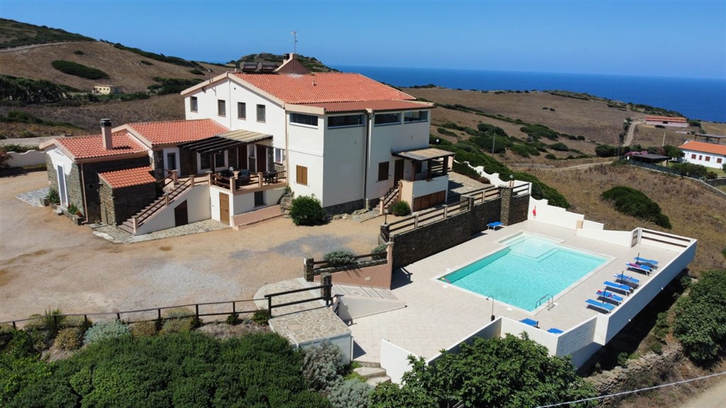 Agriturismo Finagliosu - Letecký pohled na agriturismo s bazénem, Argentiera, Sardinie