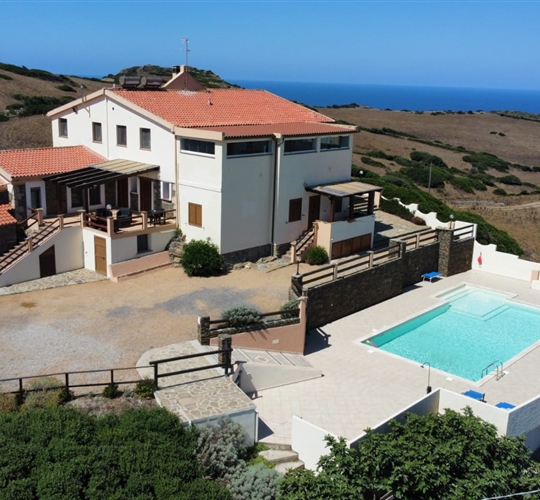 Letecký pohled na agriturismo s bazénem, Argentiera, Sardinie