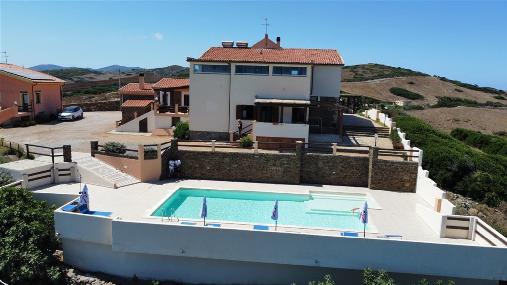 Agriturismo Finagliosu - Letecký pohled na agriturismo s bazénem, Argentiera, Sardinie