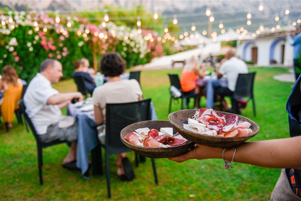 Agriturismo Guthiddai - Večeře v zahradě, Guthiddai, Sardinie