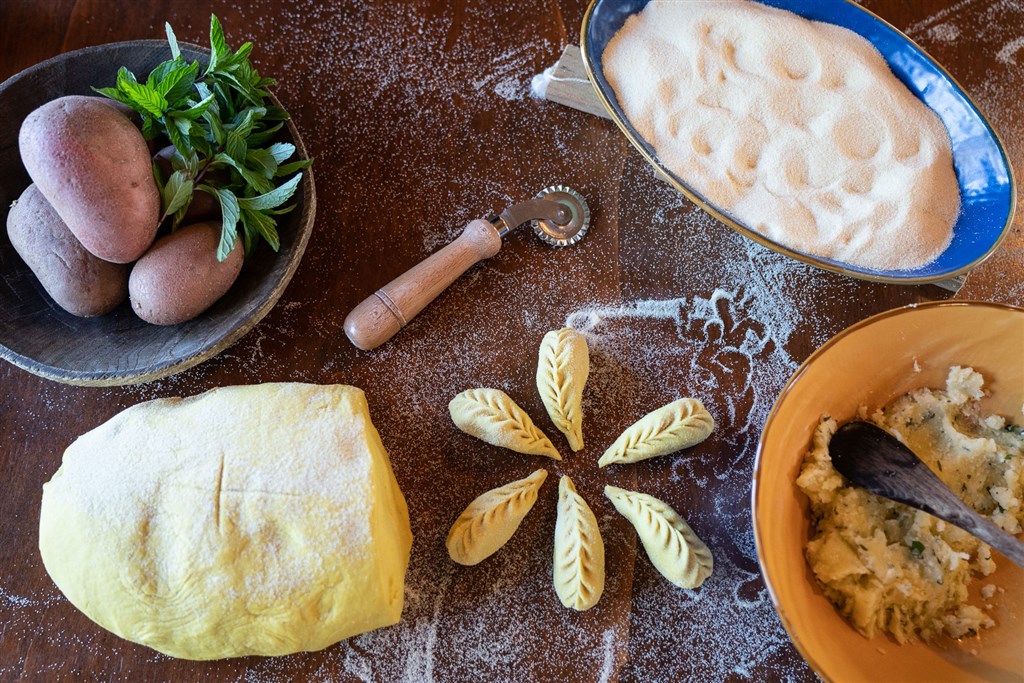 Agriturismo Guthiddai - Příprava typických Clurugiones, Guthiddai, Sardinie