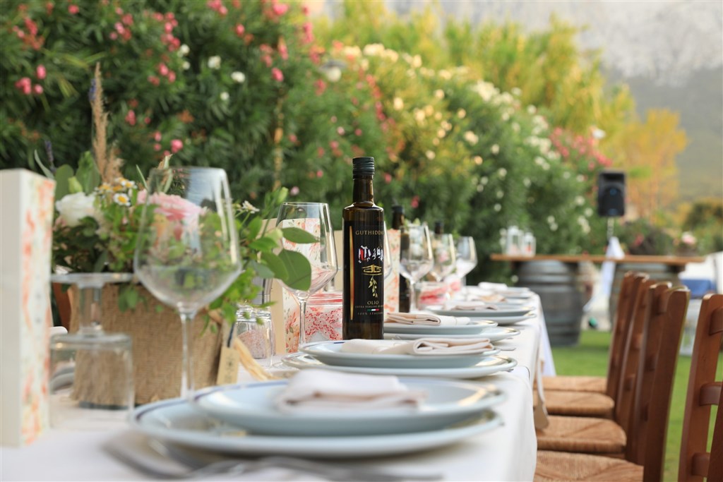 Agriturismo Guthiddai - Slavnostní večeře v zahradě, Guthiddai, Sardinie